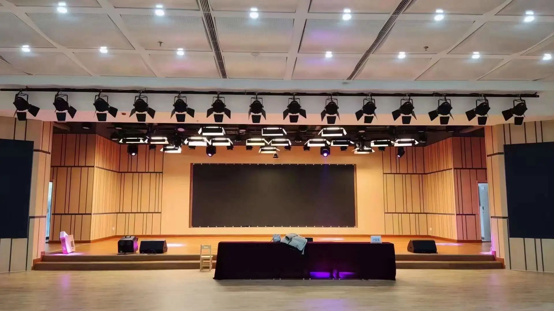壹号娱乐专业灯光音响扩声系统工程产品服务于某学校礼堂！